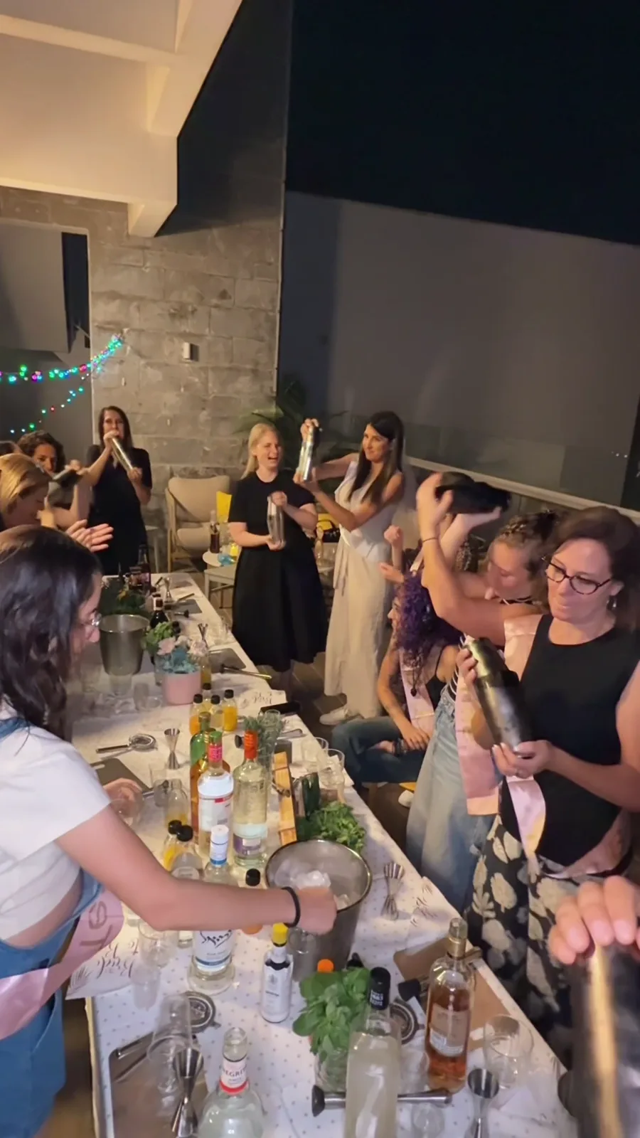 משתתפות משקשקות קוקטיילים יחד בחגיגת יום הולדת