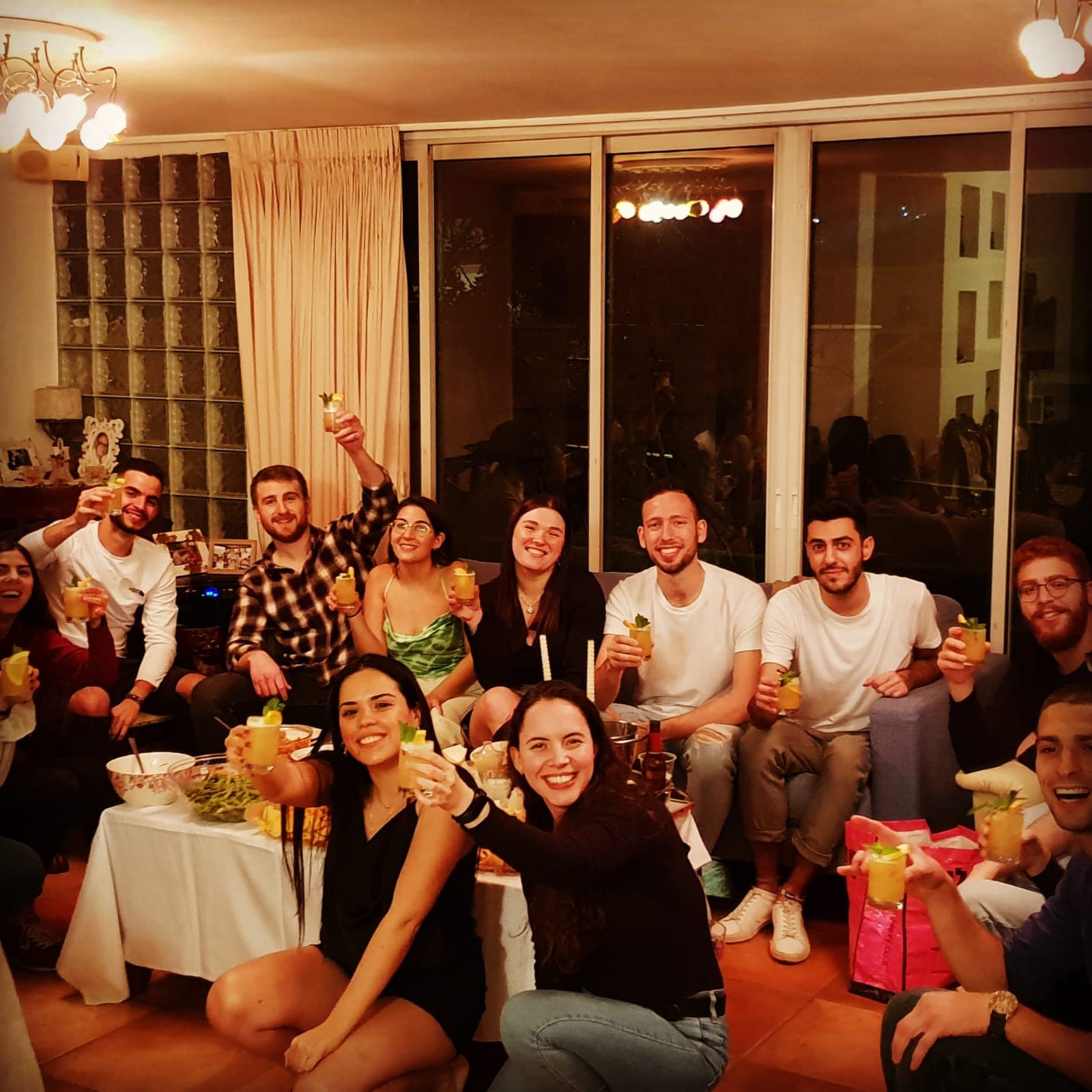 קבוצה נהנית יחד בסדנת קוקטיילים של בר מאסטר