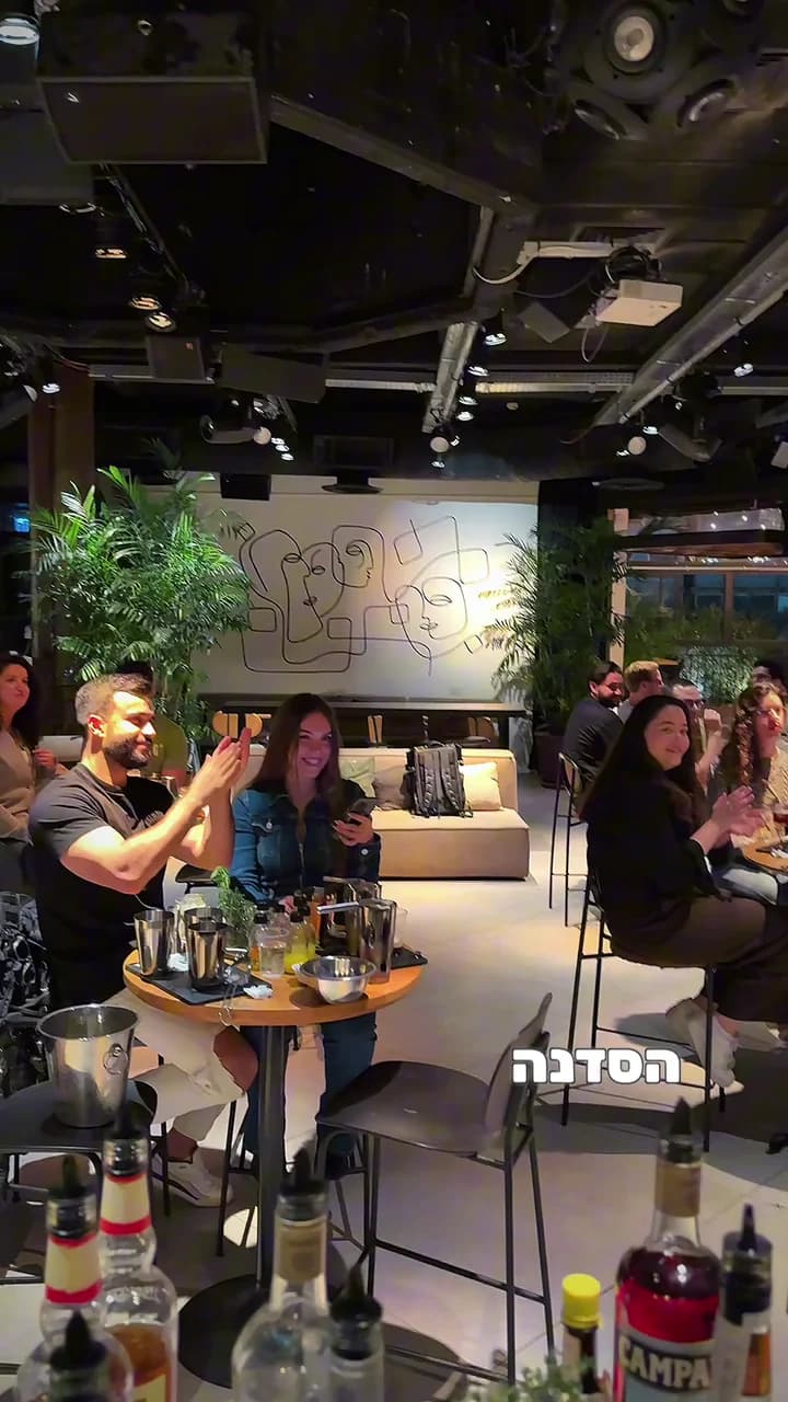 צוות נהנה בסדנת קוקטיילים במשרד