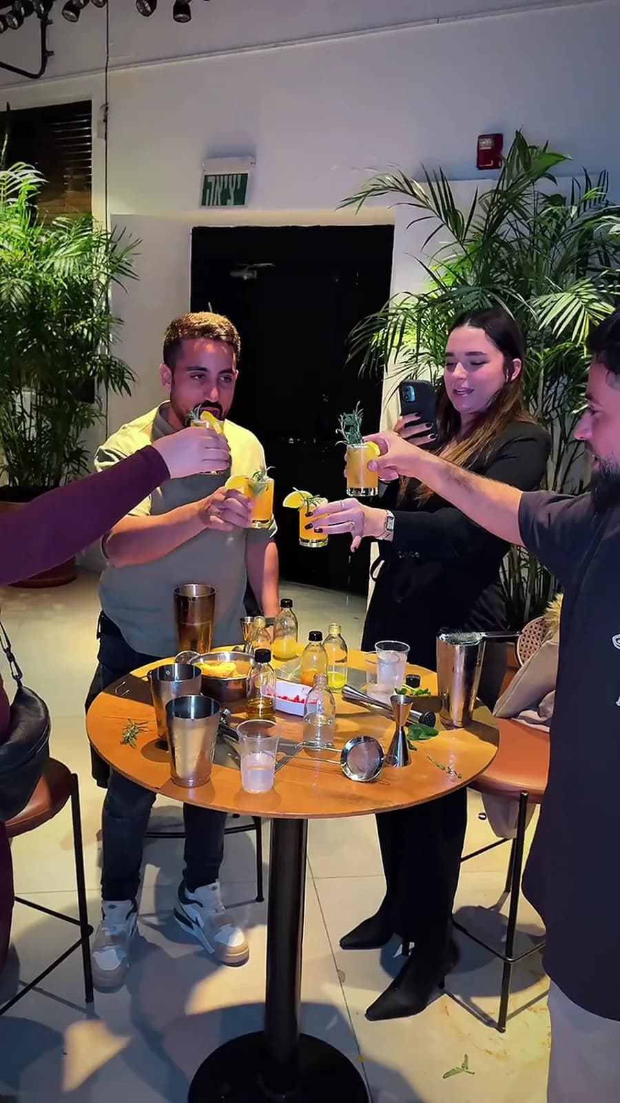 משתתפים נהנים יחד בסדנת קוקטיילים פתוחה של בר מאסטר