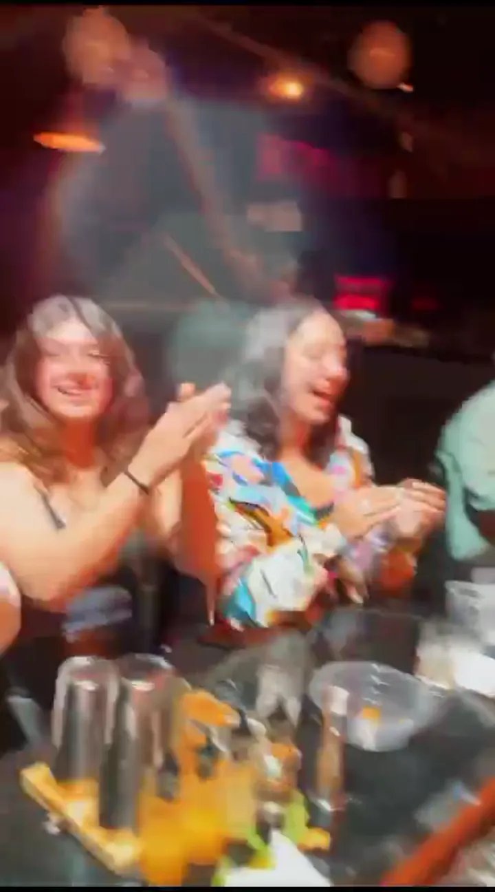 אורחים מכינים קוקטיילים ונהנים בסדנה של בר מאסטר